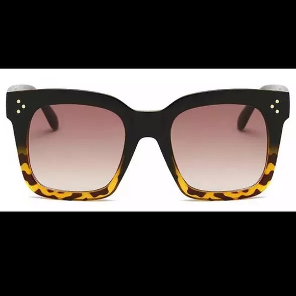 LAST ONE • Black Oversized Tortoise Square Sunnies - Picture 4 of 4